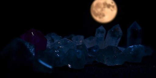 Cristalli colorati illuminati dalla luna piena.