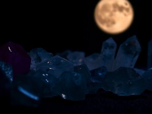 Cristalli colorati illuminati dalla luna piena.