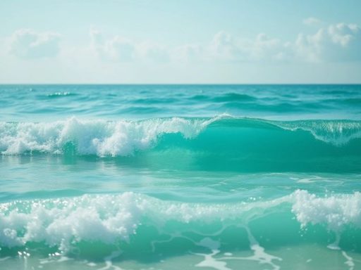 Oceano turchese con onde e cielo sereno