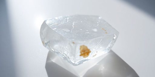 Cristallo di quarzo chiaro su superficie liscia.